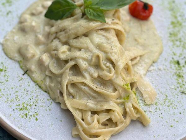 Tagliatelle cu Pui și Pesto